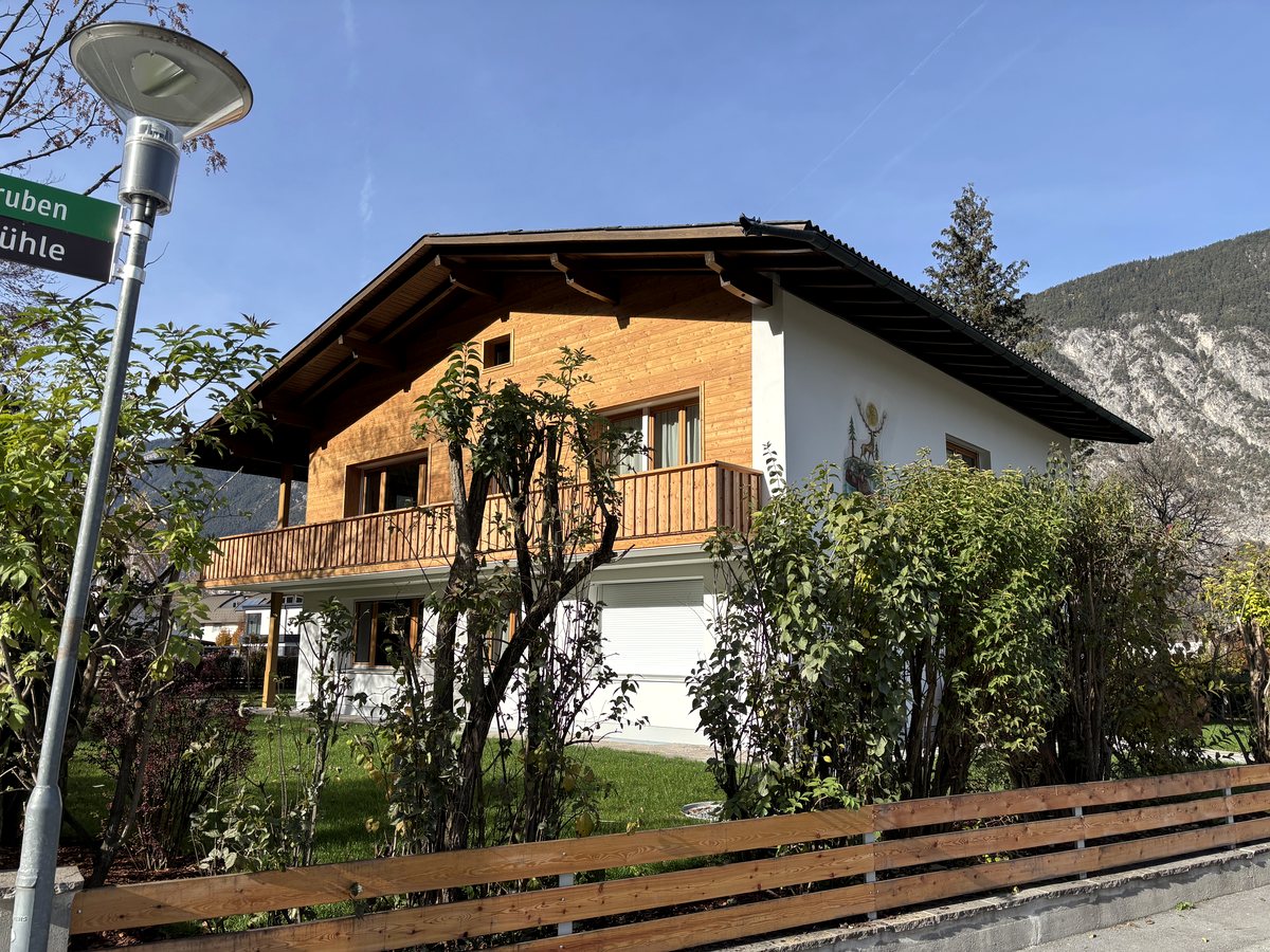 Fertige Fassade mit erneuertem Balkon und Geländer