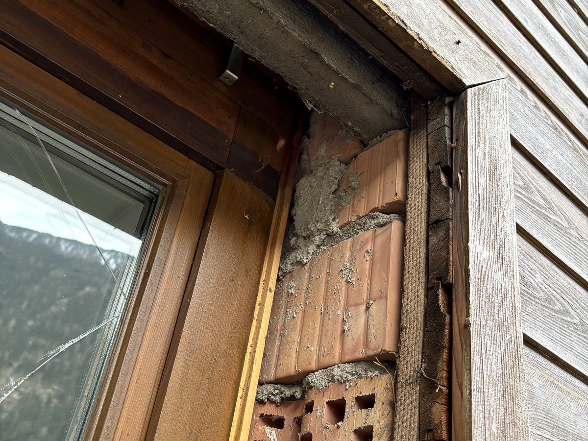 Geöffnete Fensterlaibung vor der Ausführung