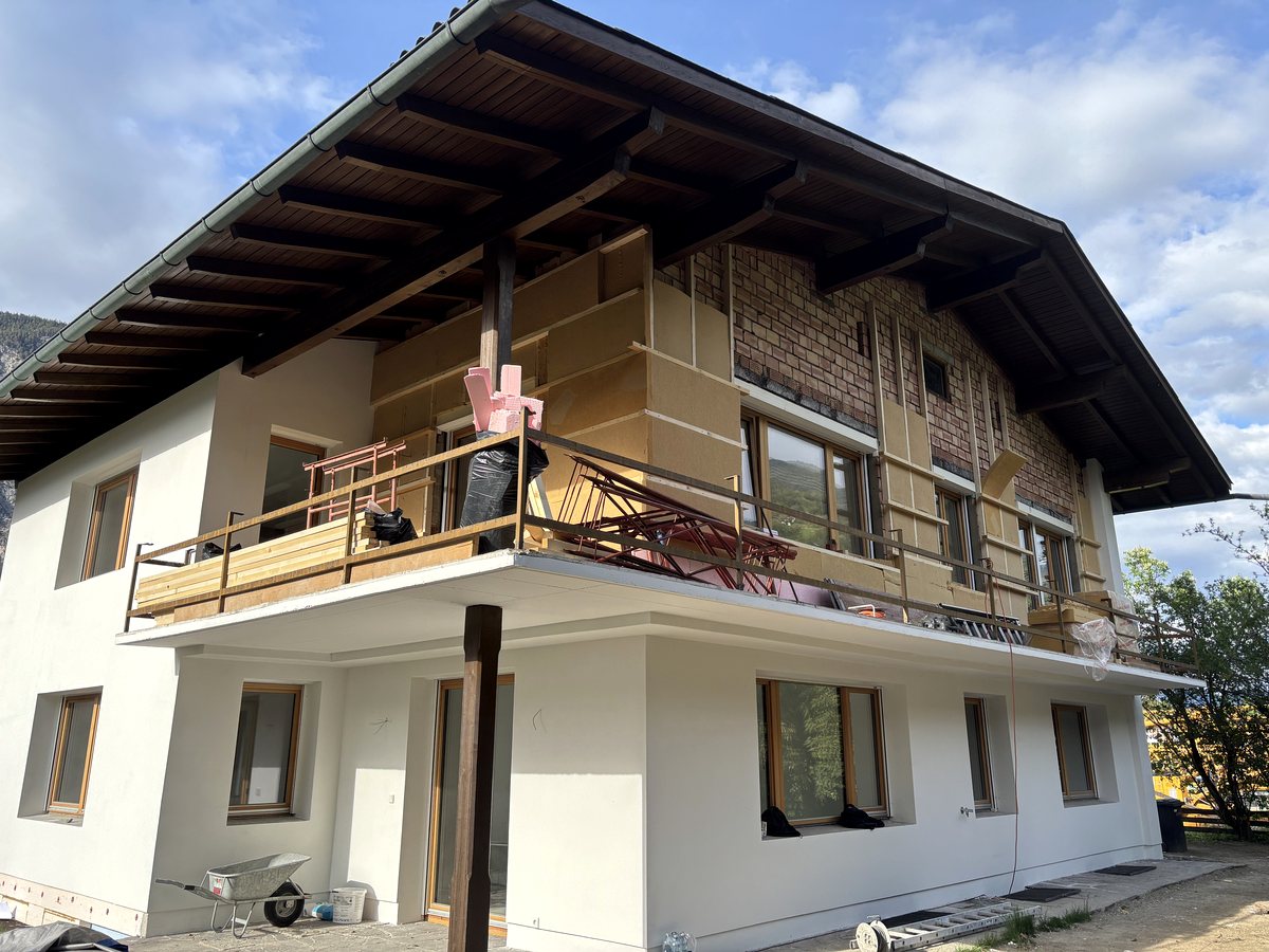 Fassade mit Holzfaserplatten während der Dämmarbeiten