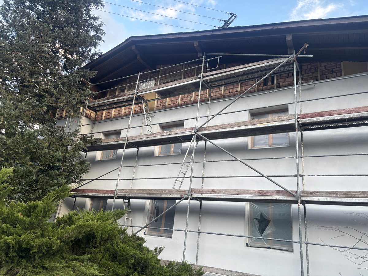 Fassade am Gerüst mit vorbereiteten Laibungen
