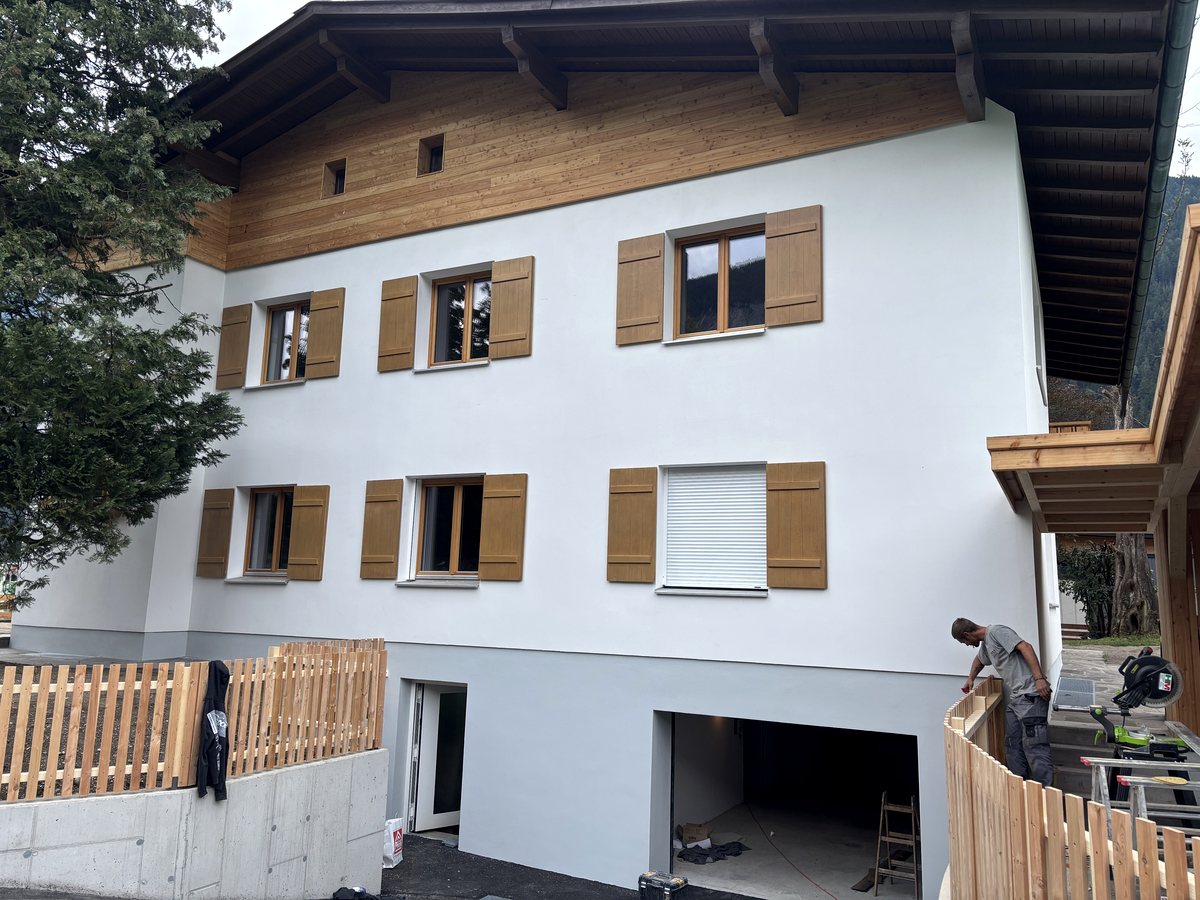 Fertige Fassade mit Holzschalung und Fensterläden