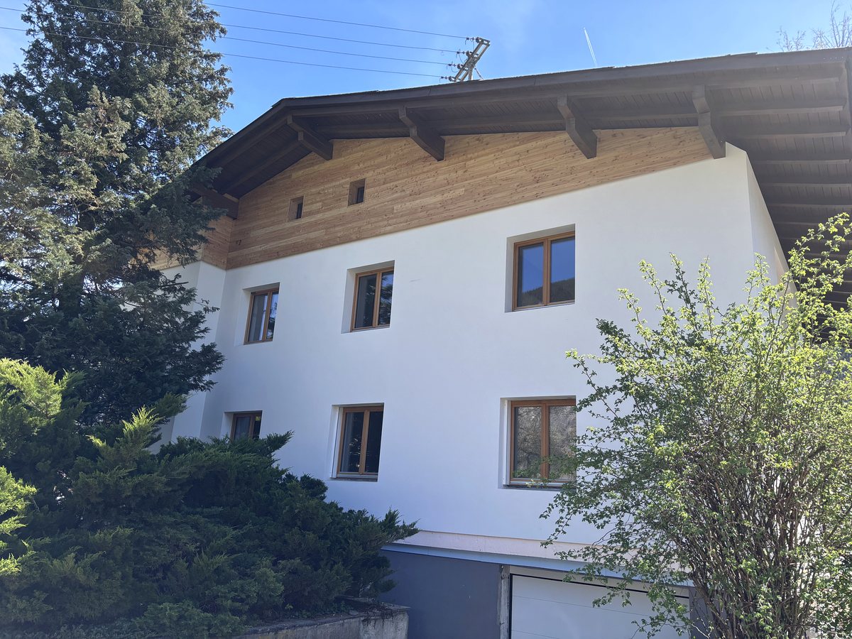 Fertige Fassade mit Lärchenschalung und Putzfläche