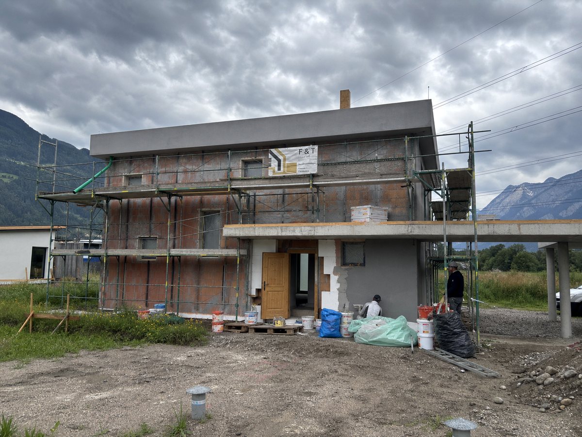 Fassade während der Arbeiten am Gerüst