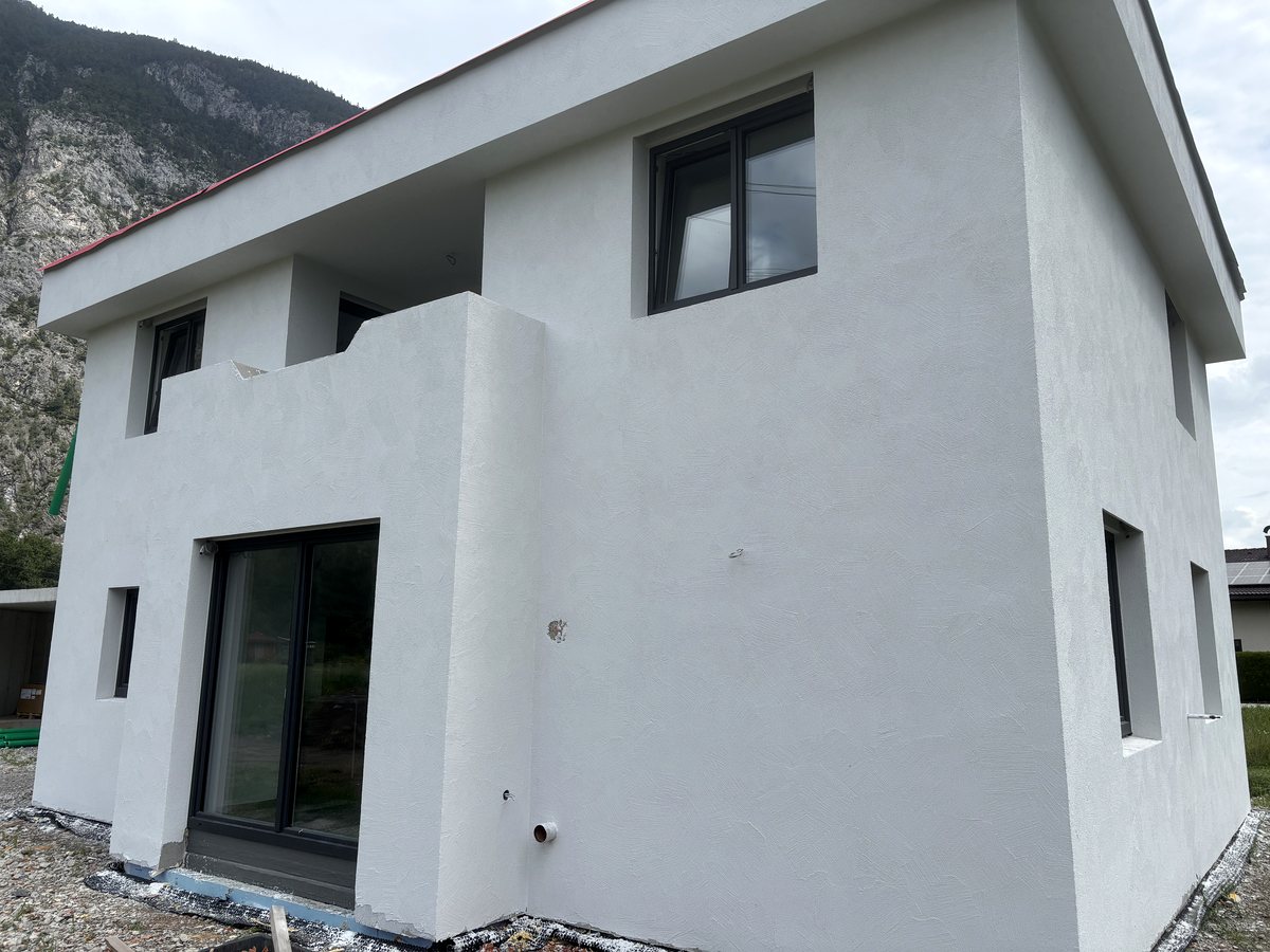Fertige Neubaufassade mit strukturierter Oberfläche
