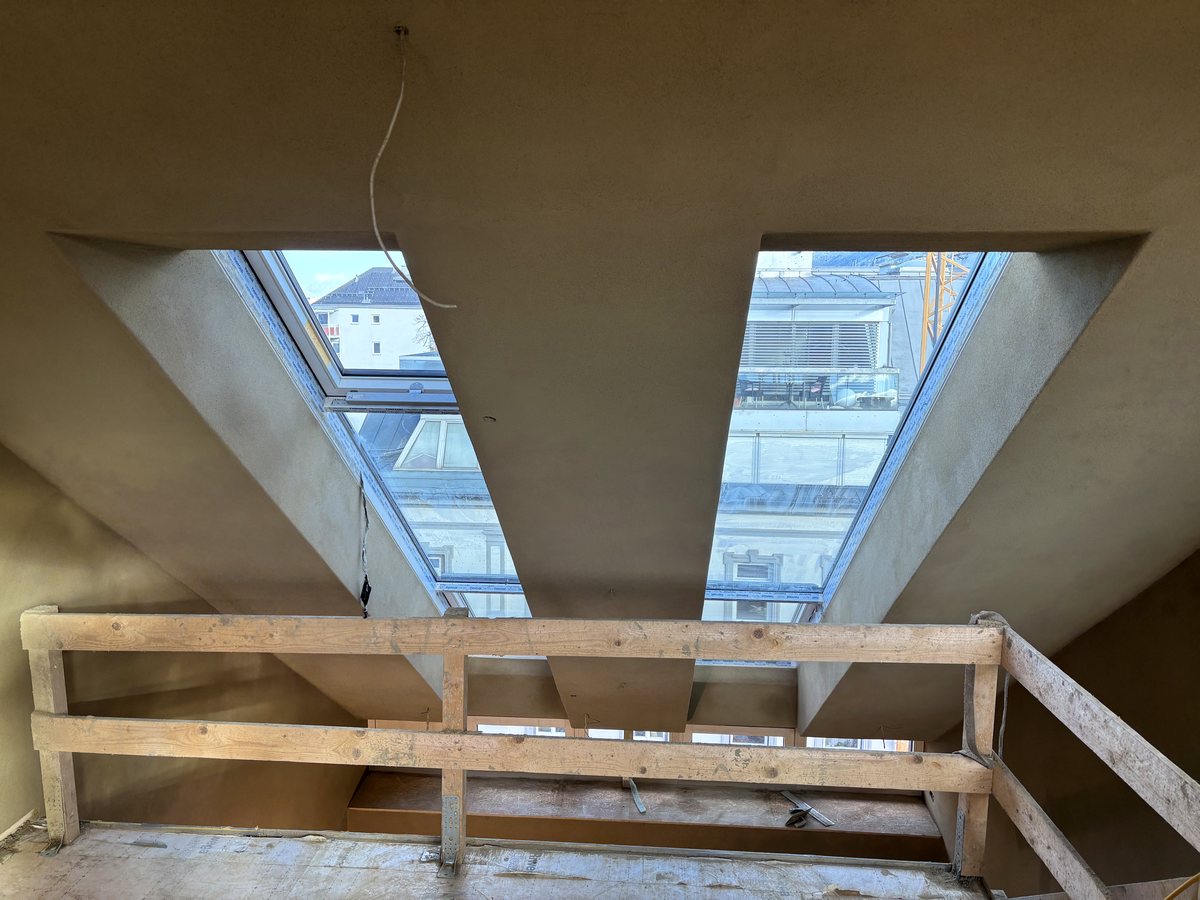 Lehmputz mit großen Fensterlaibungen