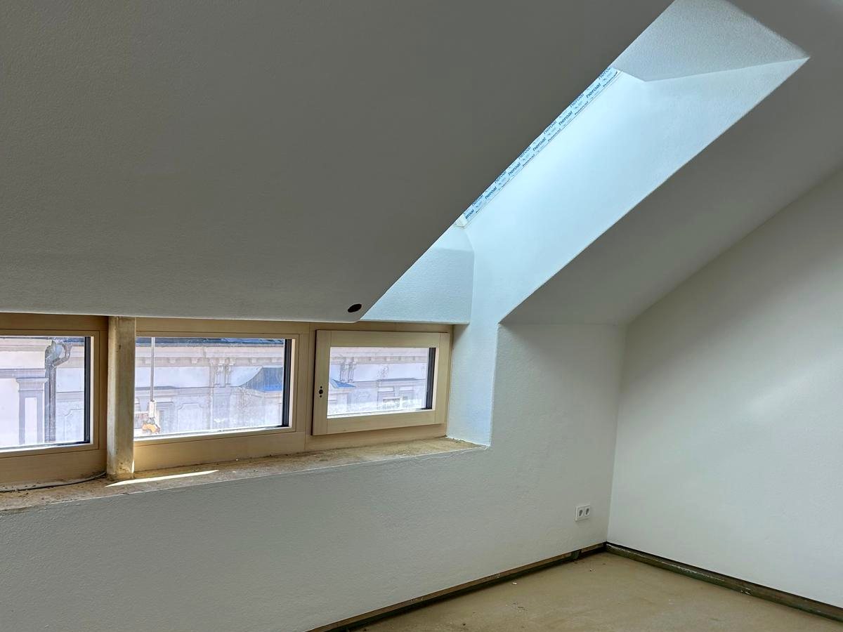 Fertiger Lehmputz mit Dachflächenfenster